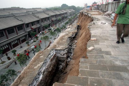 西安有关部门称城墙塌陷是加固时的控制措施